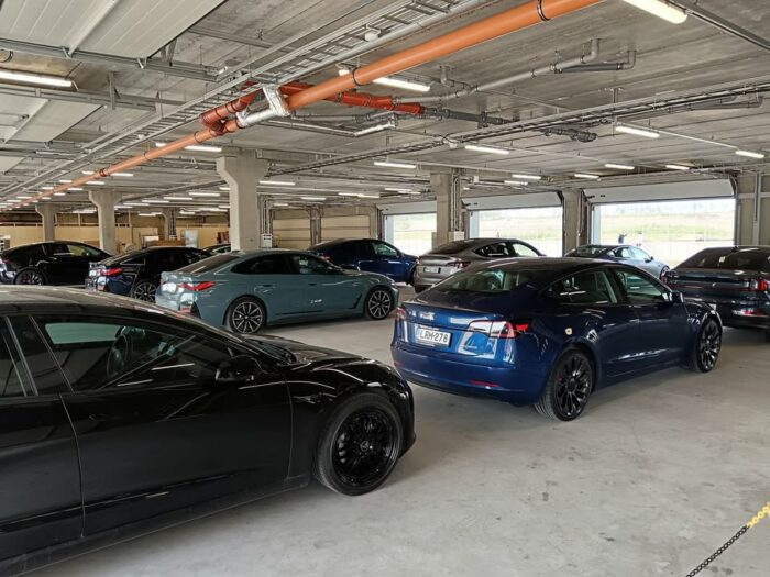 Tänään Autotek on mukana KymiRingillä yhdessä Tesla Clubin ja Michelinin kanssa! Aurinko paistaa ja olosuhteet ovat täydelliset vauhdikkaaseen ratapäivään. 🏁☀️

Paikalla on noin 100 Teslaa – nyt poltetaan kumia ja nautitaan ajamisesta! ⚡️🚗💨

Autotek on ylpeä Tesla Clubin yhteistyökumppani ja tarjoaa täydelliset ratkaisut Tesla-autoihin – renkaat, vanteet ja asiantuntevat palvelut. 🛞🔧

👉 Tutustu erikoistarjouksiimme Tesla-kuskeille:
🔗 https://autotek.fi/tesla-kesarengas-ja-vanne-paketti

Tervetuloa! 
Autotek Finland Oy 
Petikontie 21, Vantaa 
Asiakaspalvelu: tesla@autotek.fi / info@autotek.fi / www.autotek.fi

#kymiring #ratapäivä #teslasuomi #michelinpartner #sähköautoilu #kesärenkaat #vanteet #teslamodel3 #michelinpartner #sähkoauto #evtyres #teslaclubfinland